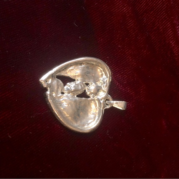 Purple Heart, silver tone three smaller stones and two larger. Pendent - Picture 2 of 3